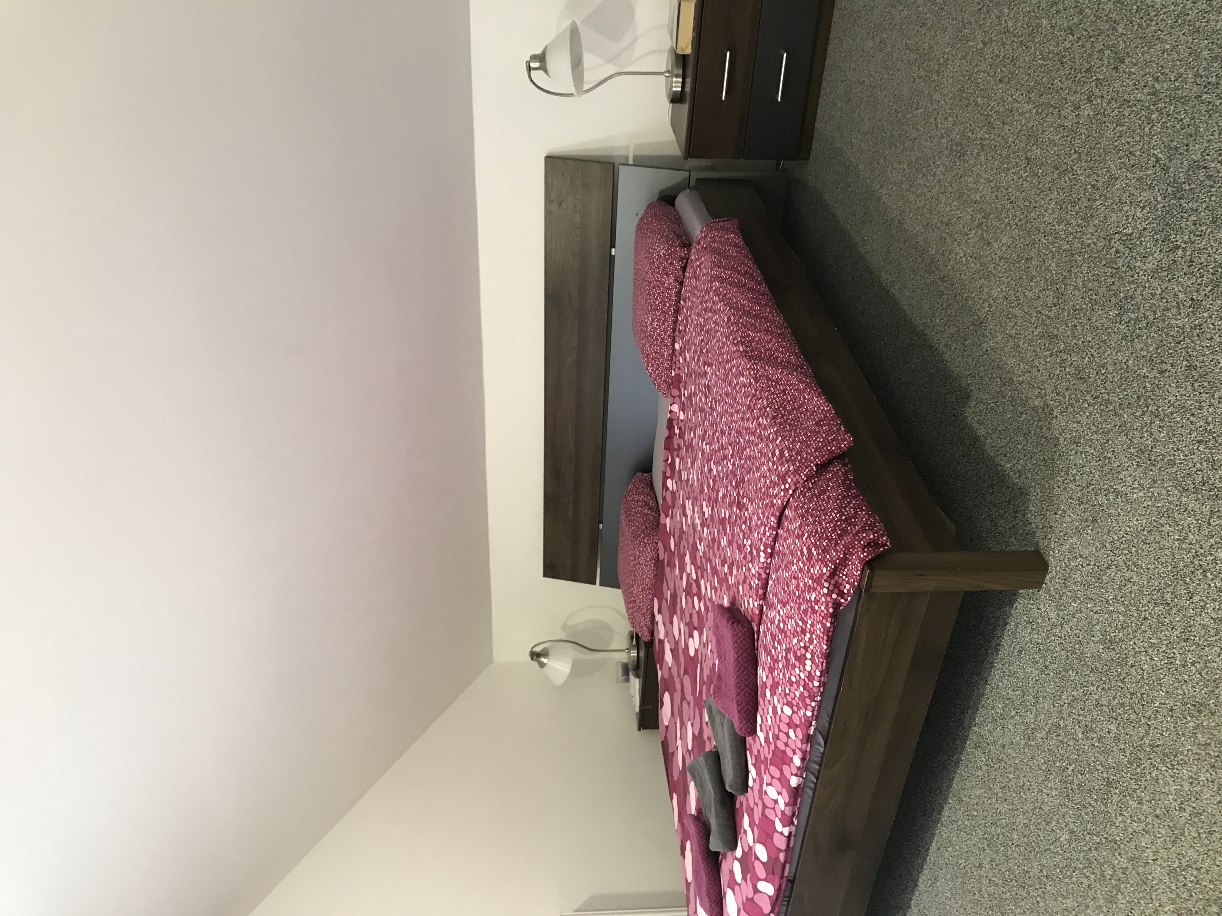 Detail vybavení fialového pokoje.