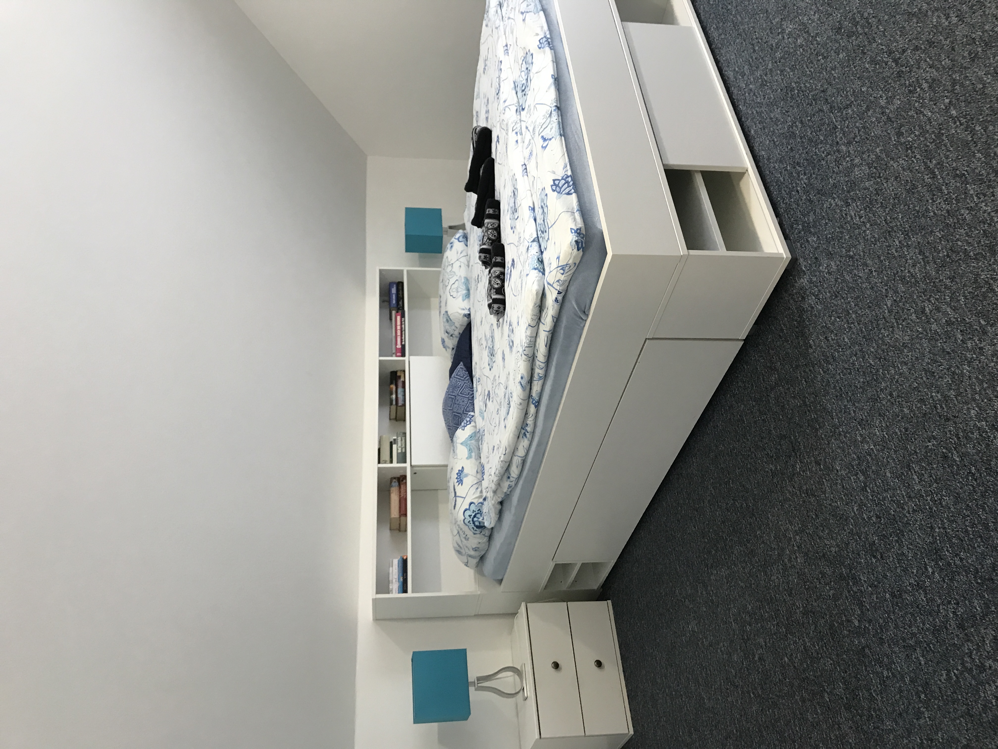 Manželská postel v modrém pokoji.