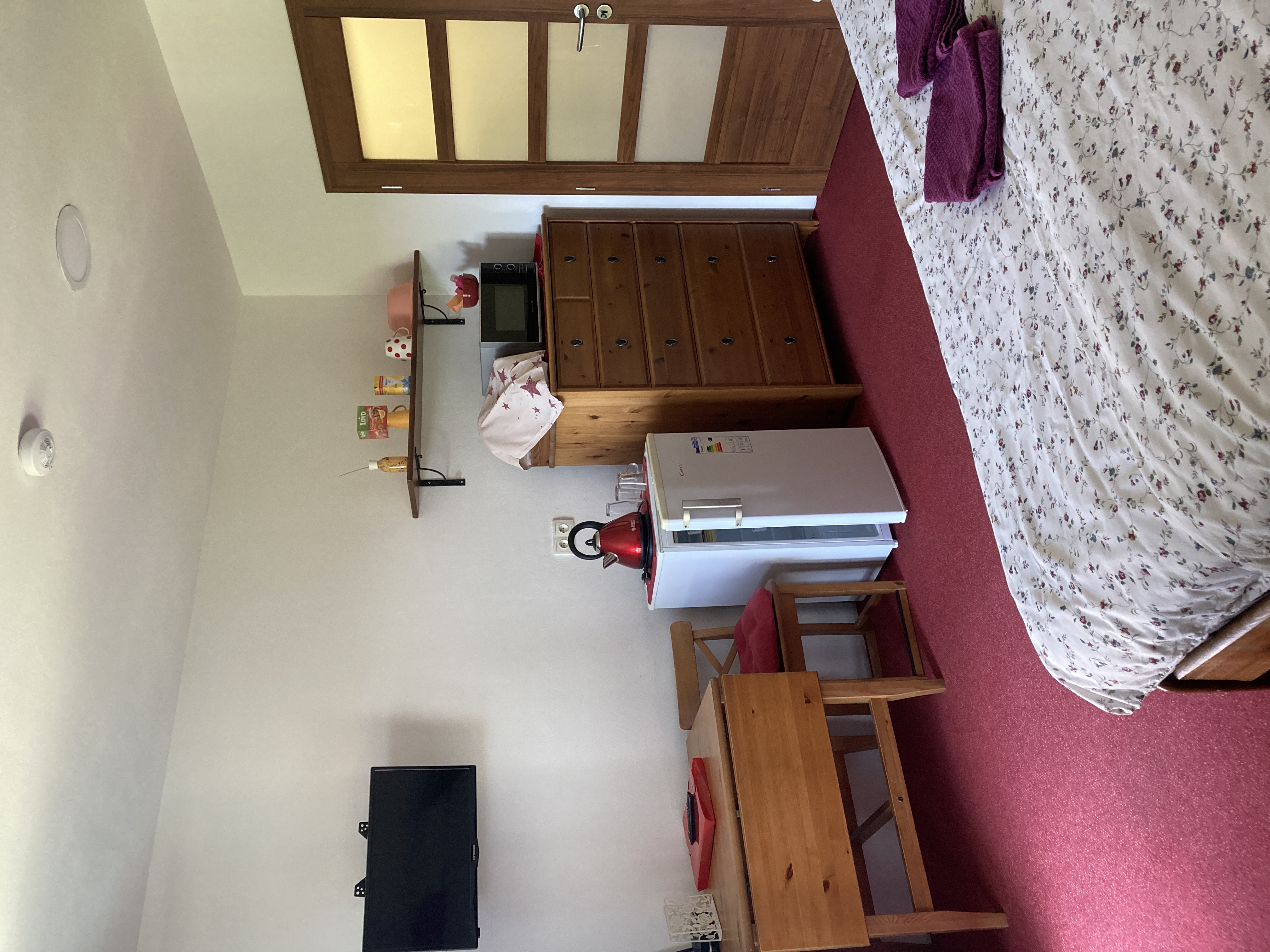 Detail interiérového vybavení na červeném pokoji.